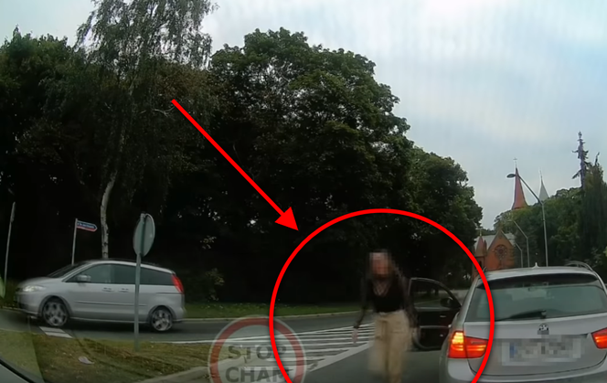 Awantura na rondzie w Stargardzie. Pani w czipsach prawko wygrała?