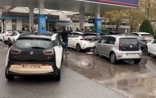 Auta elektryczne zablokowały stację benzynową! Protest odbił się wielkim echem