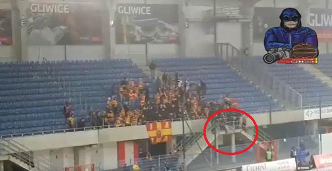 Kibic Jagiellonii wypadł przez barierkę