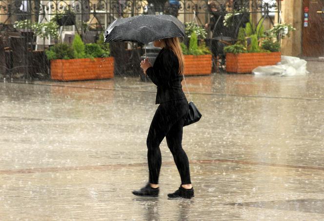 ULEWNY DESZCZ na południu Polski. Synoptycy OSTRZEGAJĄ! Alert IMGW II stopnia