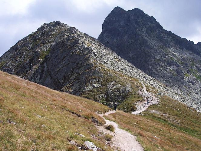 Tatry. Obcokrajowcy zniszczyli skały na szczycie Świnicy! To ich ratował TOPR?