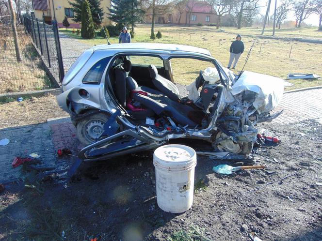 Tragiczny wypadek w Woli Więcławskiej. Starsze małżeństwo uderzyło w betonowy przepust. Nie żyje 76-letnia pasażerka