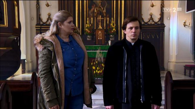 Barwy szczęścia, odc. 2092. Ksiądz Tadeusz (Jakub Mróz), Aldona (Elżbieta Romanowska)