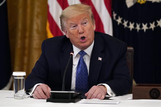 Trump łyka pigułki na malarię