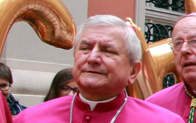 Biskup Janiak wiedział o GWAŁCENIU dzieci przez księdza? Wierni: Mieliśmy obiecać, że nic nie powiemy