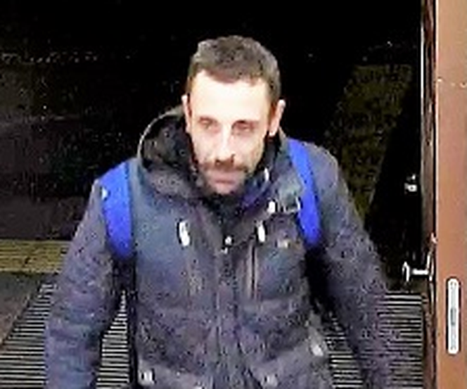 Poznań: Wyzywał radnego od ped**** i groził nożem. Szuka go policja