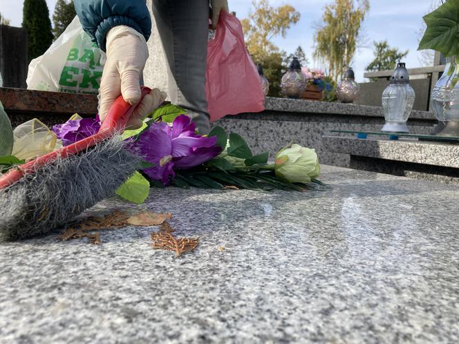 Sądeczanie sprzątają groby bliskich