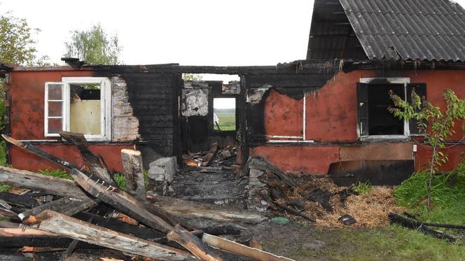 CZARNA SERIA pożarów pod Zamościem. Mężczyzna SPŁONĄŁ w drewnianym domu w Zawalowie