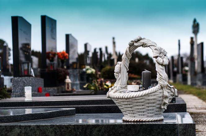 Oszukała seniorkę metodą na wnuczka. Wpadła po latach przez drobny szczegół na cmentarzu