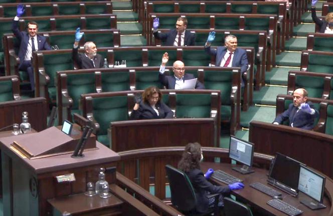 Koronawirus usprawiedliwi przestępstwa?! BARDZO KONTROWERSYJNY pomysł PiS