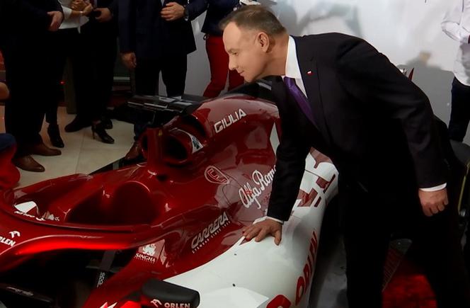 Andrzej Duda przy bolidzie F1