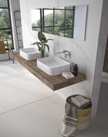 Podłoga: Dekton Zenith, ściana i umywalki: Silestone Calacatta Gold