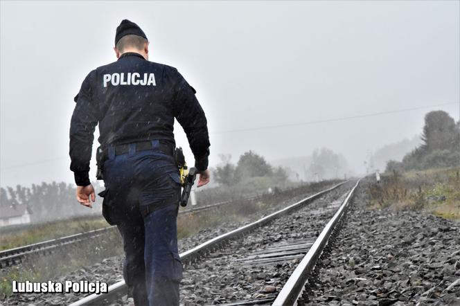 Mężczyzna chciał rzucić się po pociąg. W porę uratowali go policjanci