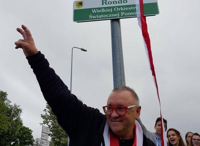 Jurek Owsiak na otwarciu ronda WOŚP w Szczecinku w 2018 roku