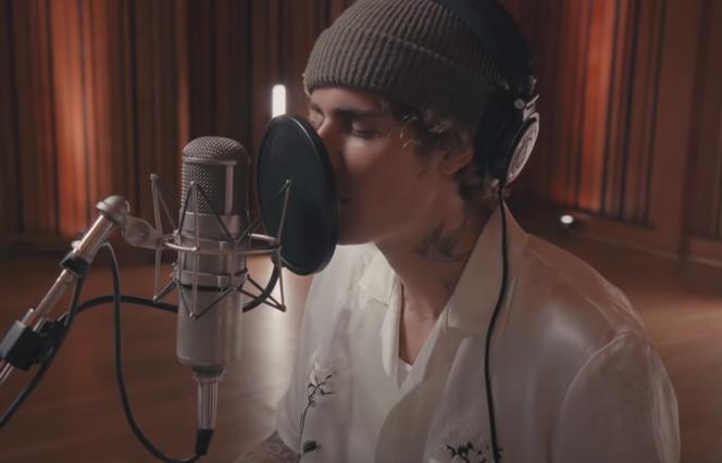 Justin Bieber śpiewa piosenkę Lonely