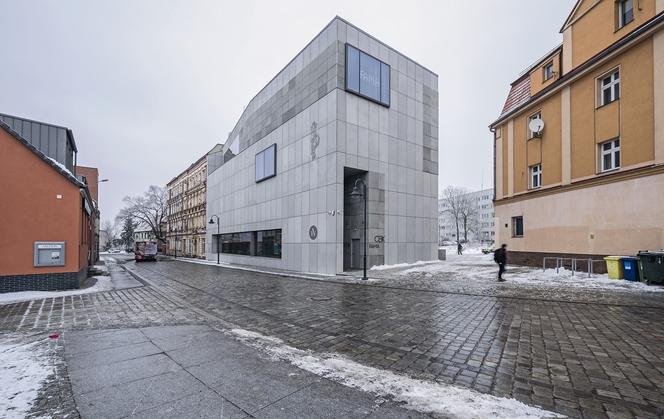 Centrum Kulturalno-Biblioteczne Fama we Wrocławiu. Tektonika