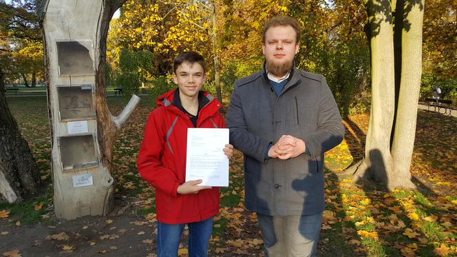 stop z grabieniem liści