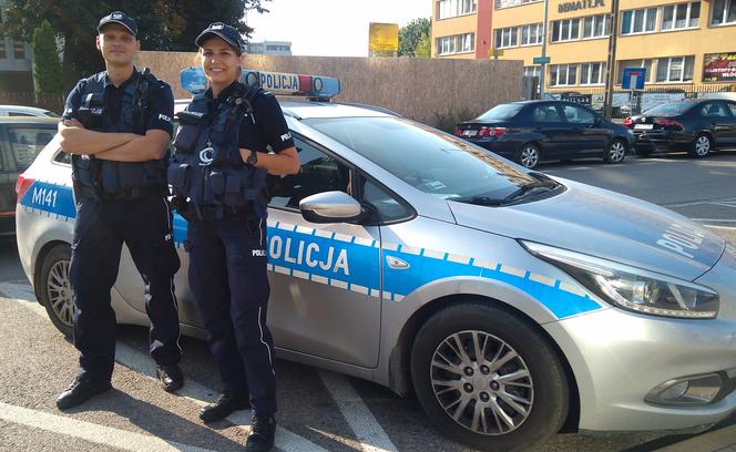 Policjanci eskortowali rodzącą kobietę do szpitala