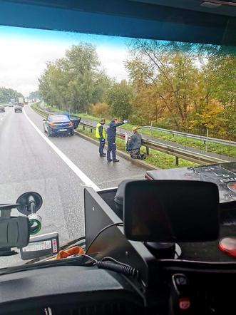 Z krzyżem i chorągiewką szedł na kolanach po autostradzie. Cel? Jasna Góra