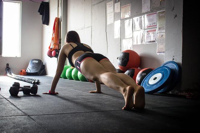 Piękna trenerka fitness zaatakowana! Zakochany sąsiad zadał Agacie cios nożem w plecy