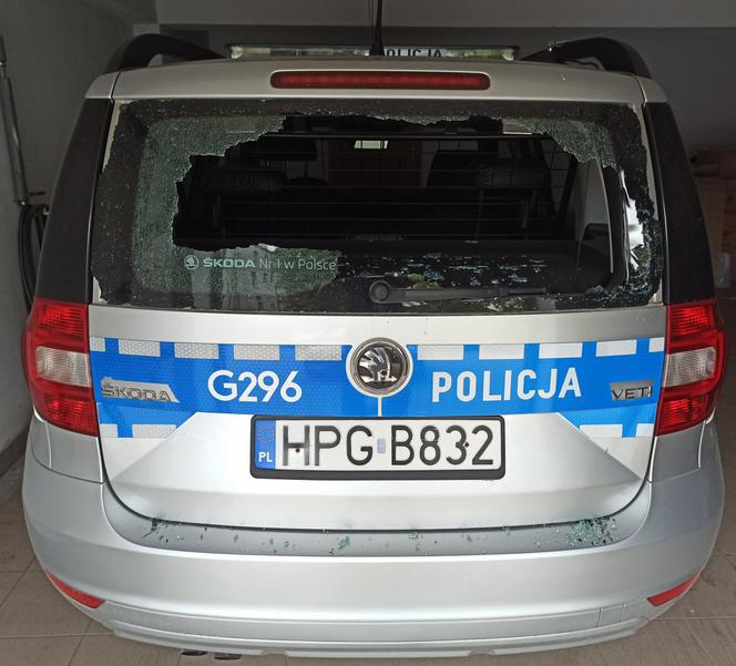 Wieliczka: Na widok policjantów wpadł ze wściekłość. 27-latek głową rozbił szybę radiowozu