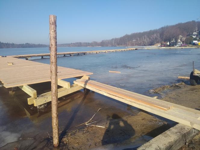 Remontowany pomost w Długiem.