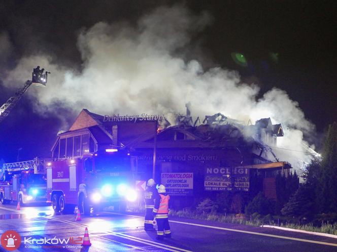 Pożar delikatesów w Michałowicach. Kłęby gęstego dymu było widać z daleka