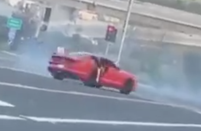 Wypadła przez okno driftującego samochodu