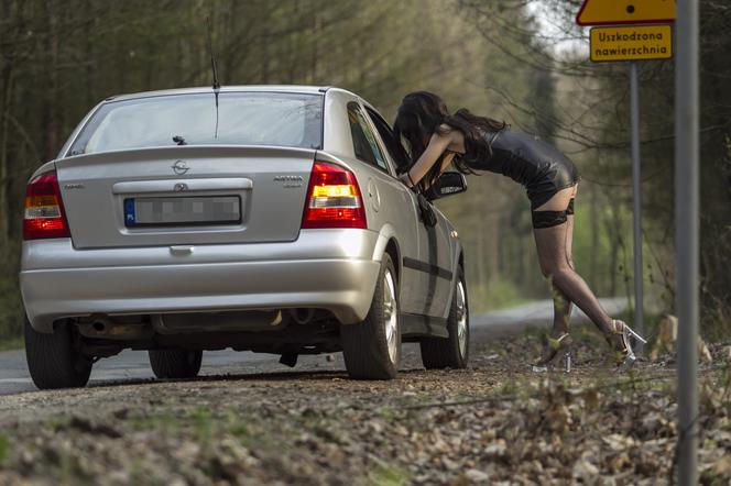 Horror w Ząbkach! Zwyrol zmuszał partnerkę do prostytucji i uprowadził jej 7-letnią córkę