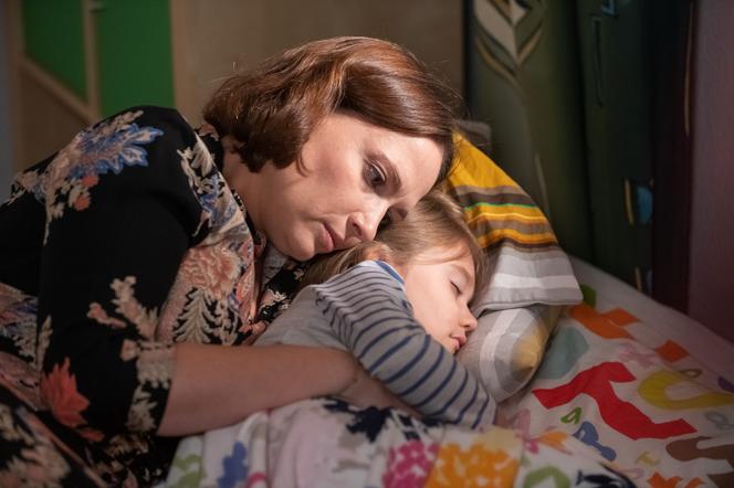 Na Wspólnej, odcinek 3156: Joanna i Bogdan poznają przerażającą prawdę o Misi. Narazili córkę na traumę w przedszkolu - ZWIASTUN