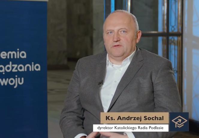 Trzy fundamentalne cechy dobrego dziennikarza zdradza Akademii Zarządzania i Rozwoju ks. Andrzej Sochal