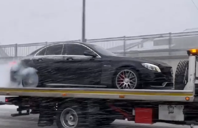 Sportowym Mercedesem-AMG palił gumę na lawecie