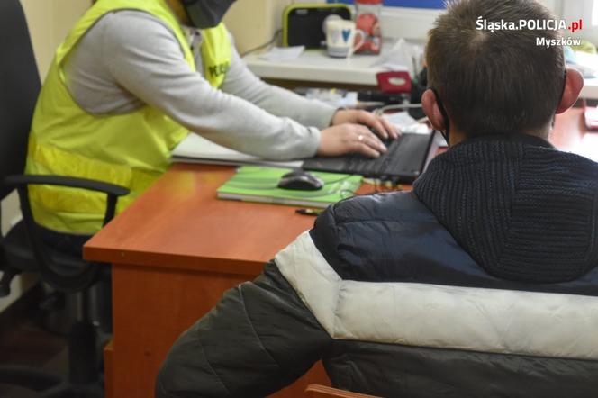Policjanci chcieli pomóc pijanemu i odprowadzić go do domu. Szybko zmienił ich zdanie