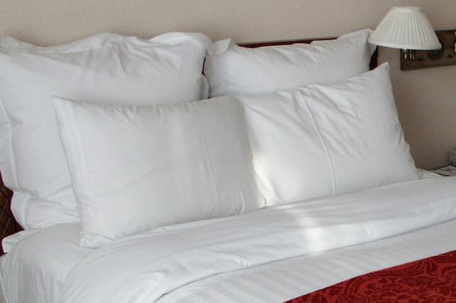 pokój_łóżko_hotel