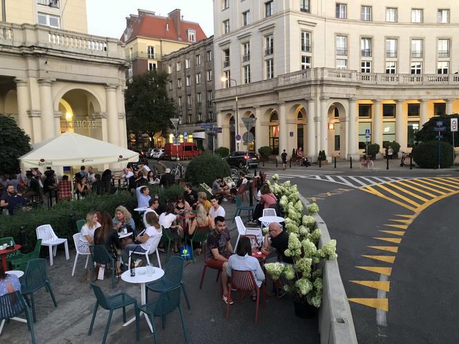 Plac Zbawiciela: Jeden pas ruchu tylko dla restauratorów. Warszawiacy w szoku