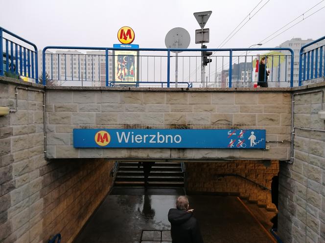 Atak nożownika przy stacji metra Wierzbno. Zaatakował mężczyznę, bo szedł za rękę z partnerem