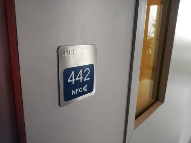Jedna z tabliczek z systemem NFC