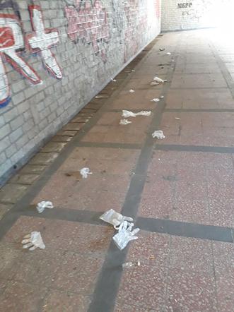 Koronawirus na Śląsku. Rzucają zużyte rękawiczki gdzie popadnie. W ten sposób można się zarazić