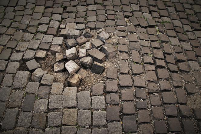 Łódź: Na środku ulicy RZUCAŁ KOSTKĄ BRUKOWĄ w kobietę i jej syna. Co zdenerwowało 31-latka?
