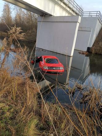 Szok w Dąbrowie Górniczej. Czerwony Ford Mustang wypadł z drogi i wylądał w rzece. A taki był ładny, amerykański