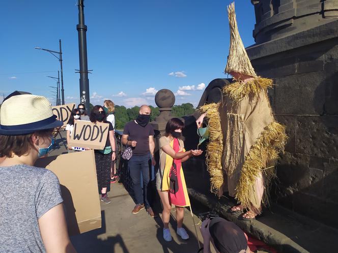 Trwa protest, który ma zwrócić uwagę na suszę w Polsce