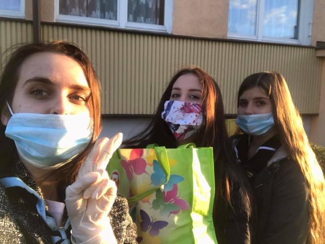 Harcerki z Milicza podczas dostarczania zakupów do potrzebujących seniorów
