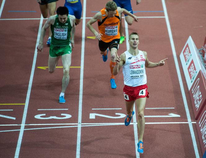 MARCIN LEWANDOWSKI ZDOBYWA ZLOTY MEDAL NA 800 M