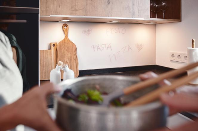 Szkło polimerowe RAUVISIO crystal slim świetnie sprawdza się jako splashback zamiast tradycyjnych płytek.