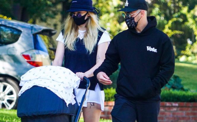 Joe Jonas i Sophie Turner na nowych zdjęciach z maluchem