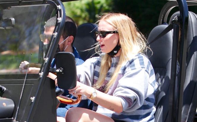 Ciężarna Sophie Turner i Joe Jonasa w elektrycznej terenówce