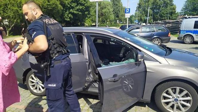 Policjanci uratowali psa konającego w samochodzie