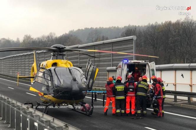 Wpadł w barierę ochroną. Gdy wychodził z auta, potrącił go TIR
