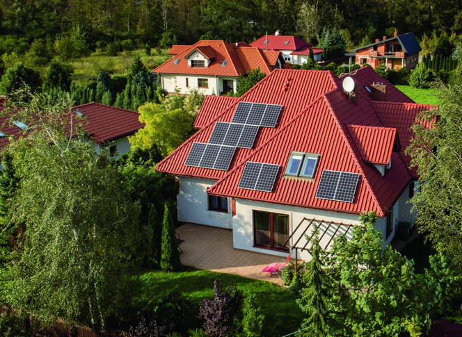 Instalacja fotowoltaiczna na dachu budynku jednorodzinnego