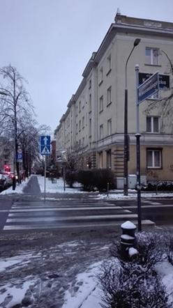 Znak drogowy na środku przejścia dla pieszych w Poznaniu